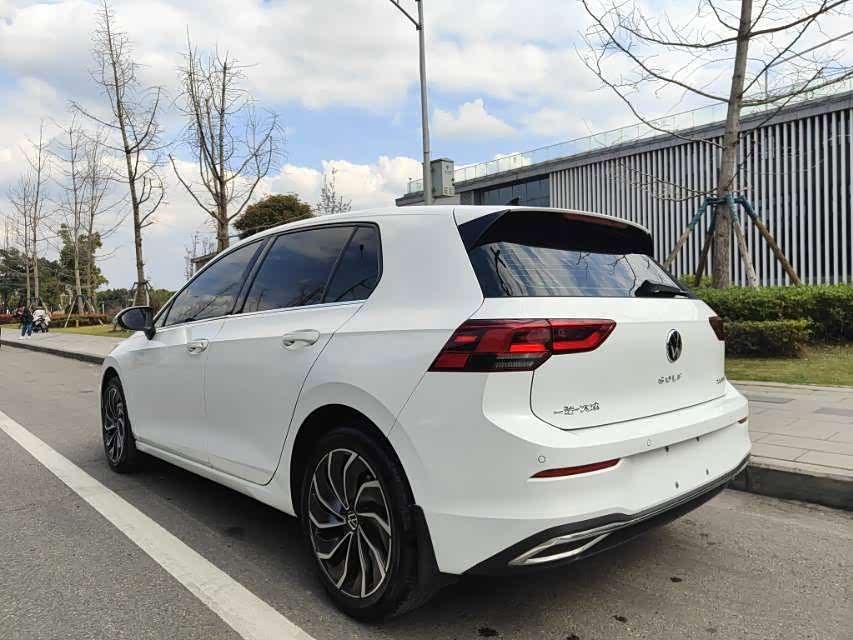 Volkswagen Golf 1.4 л 2023 г. Белый, пробег 20000 км
