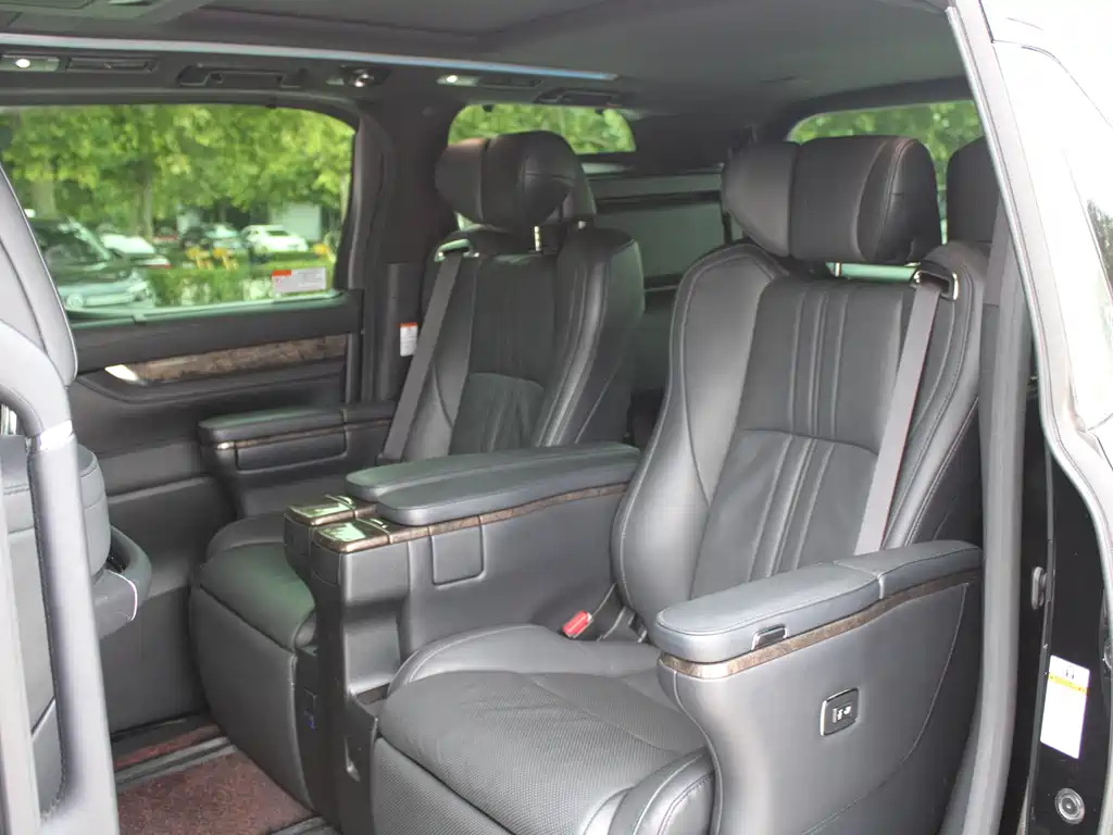 Toyota Alphard — миниатюра 29