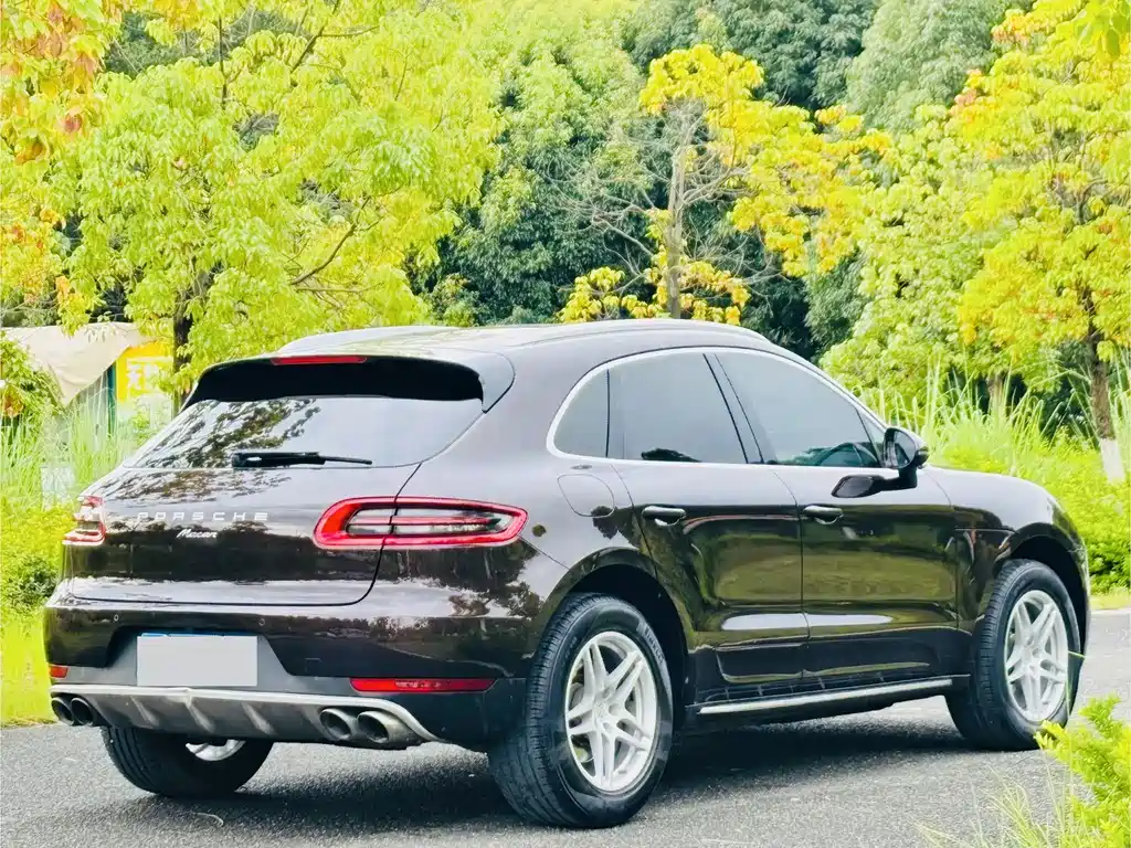 PORSCHE MACAN