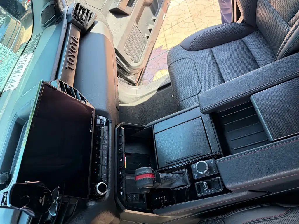 Toyota Sequoia — миниатюра 2