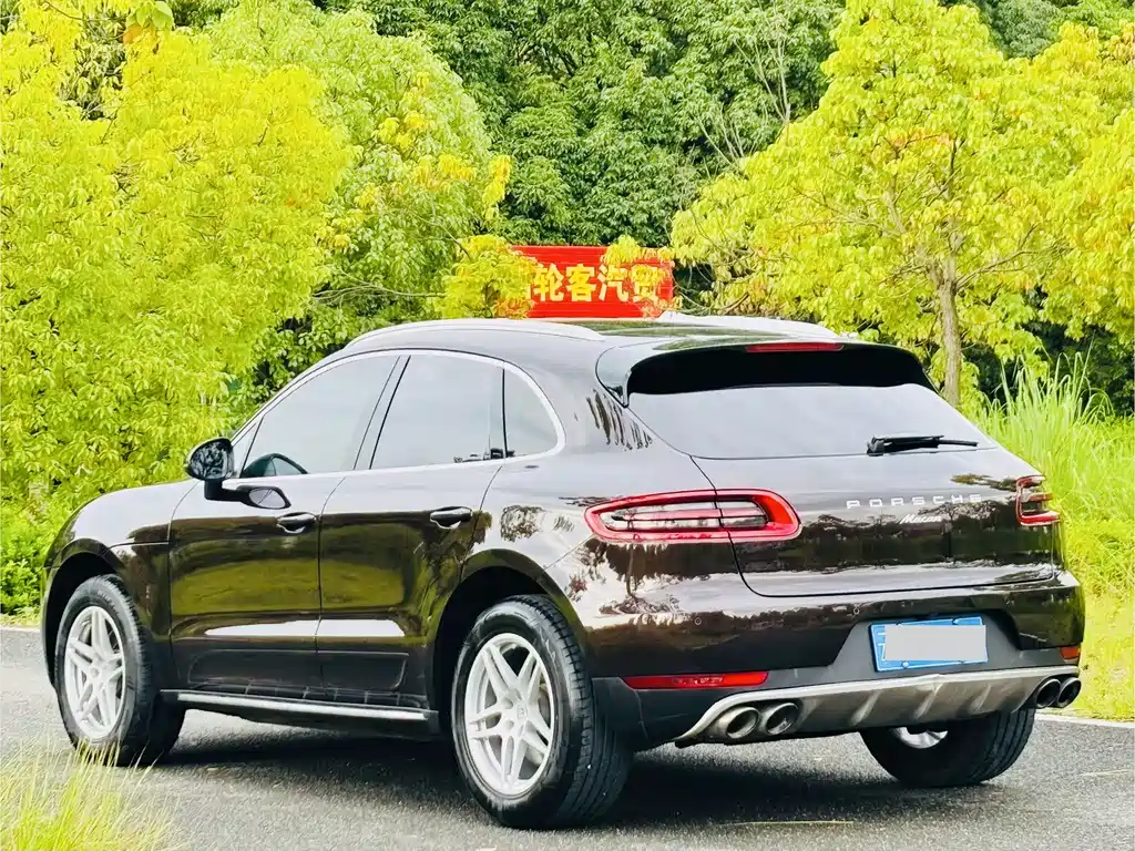 PORSCHE MACAN