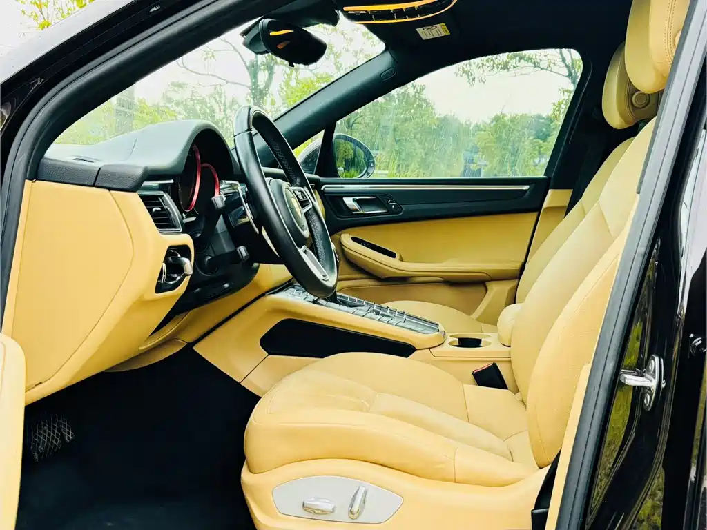 PORSCHE MACAN