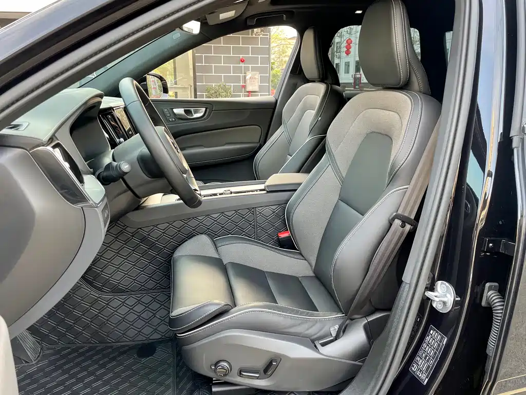 VOLVO XC60 PLUG IN HYBRID