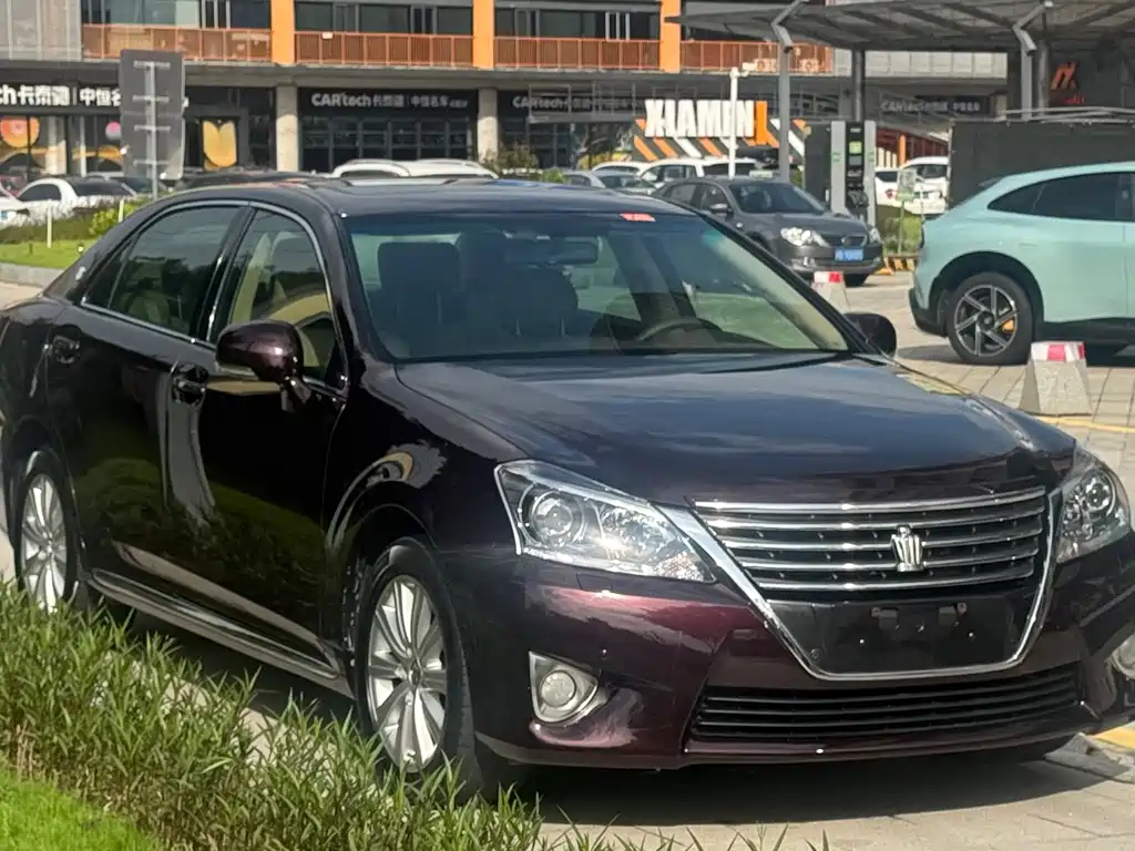 Toyota Crown — миниатюра 3
