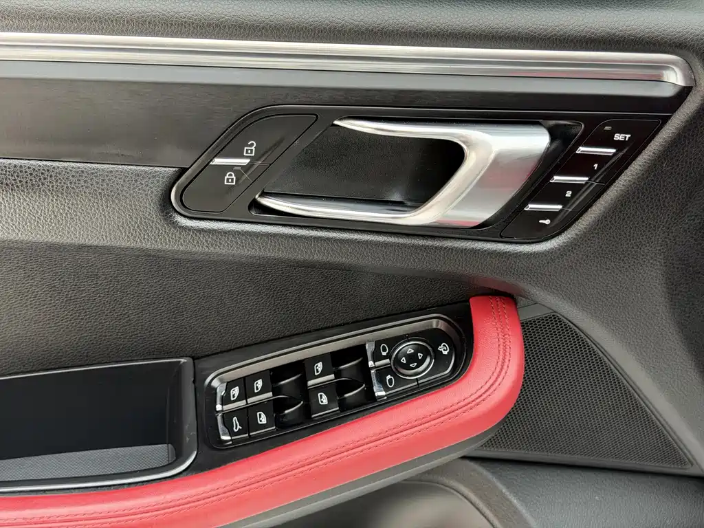 Porsche Macan — миниатюра 9
