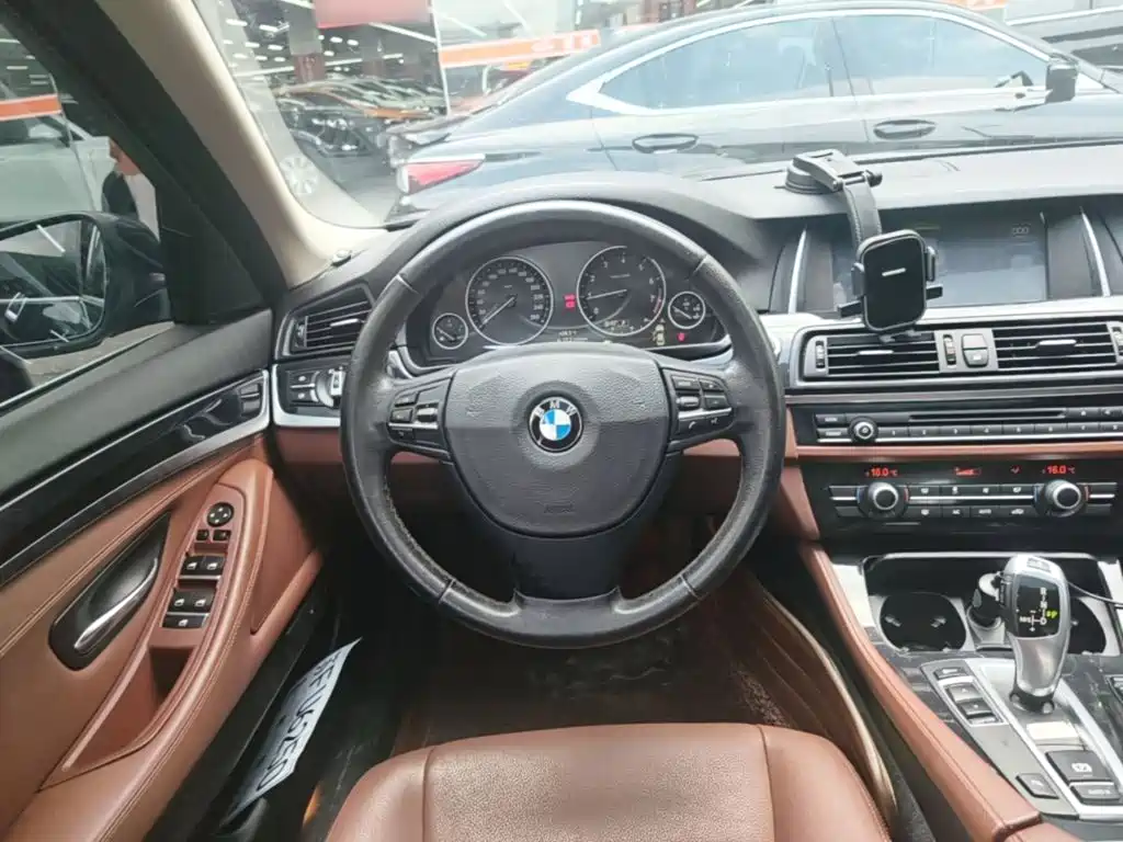 BMW 5 Series — миниатюра 15