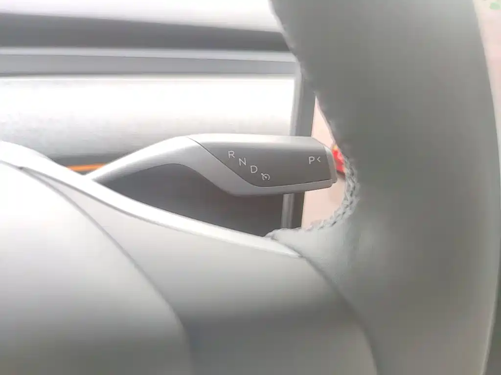 Tesla Model Y — миниатюра 14