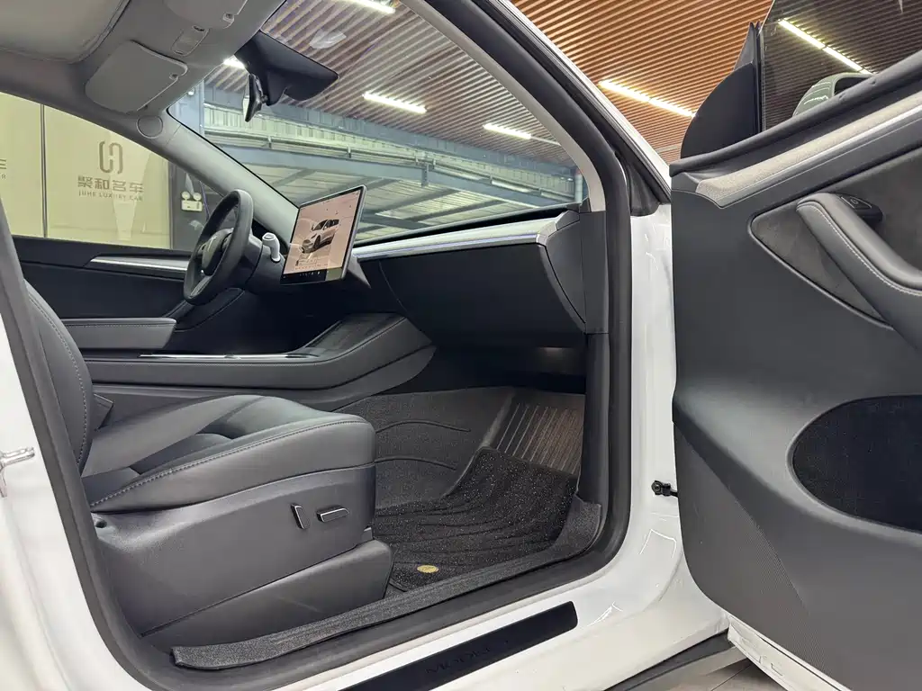 Tesla Model Y — миниатюра 11