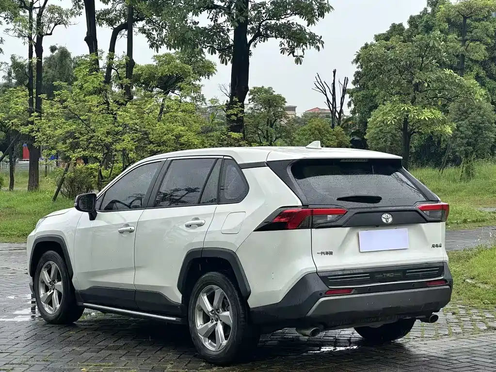Toyota RAV4 — миниатюра 7