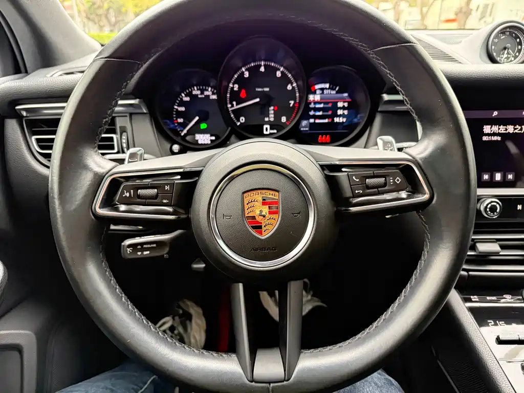 PORSCHE MACAN