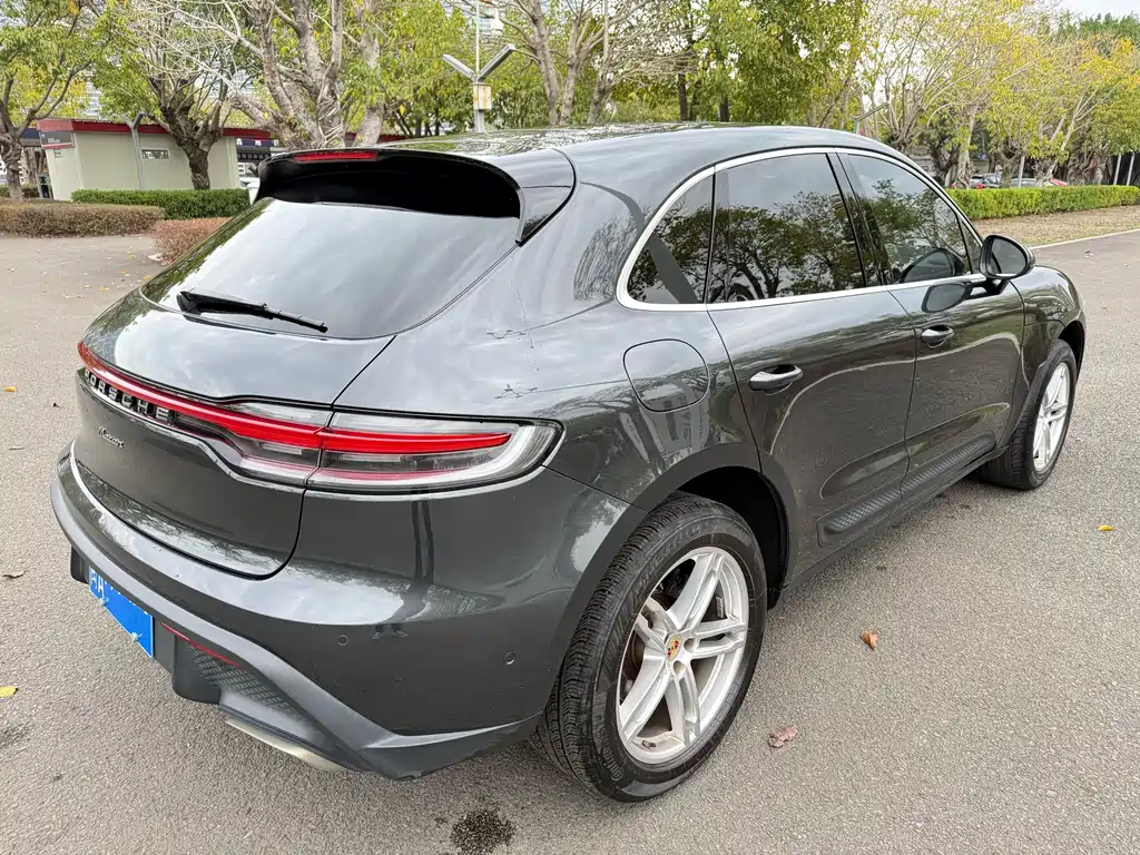 PORSCHE MACAN