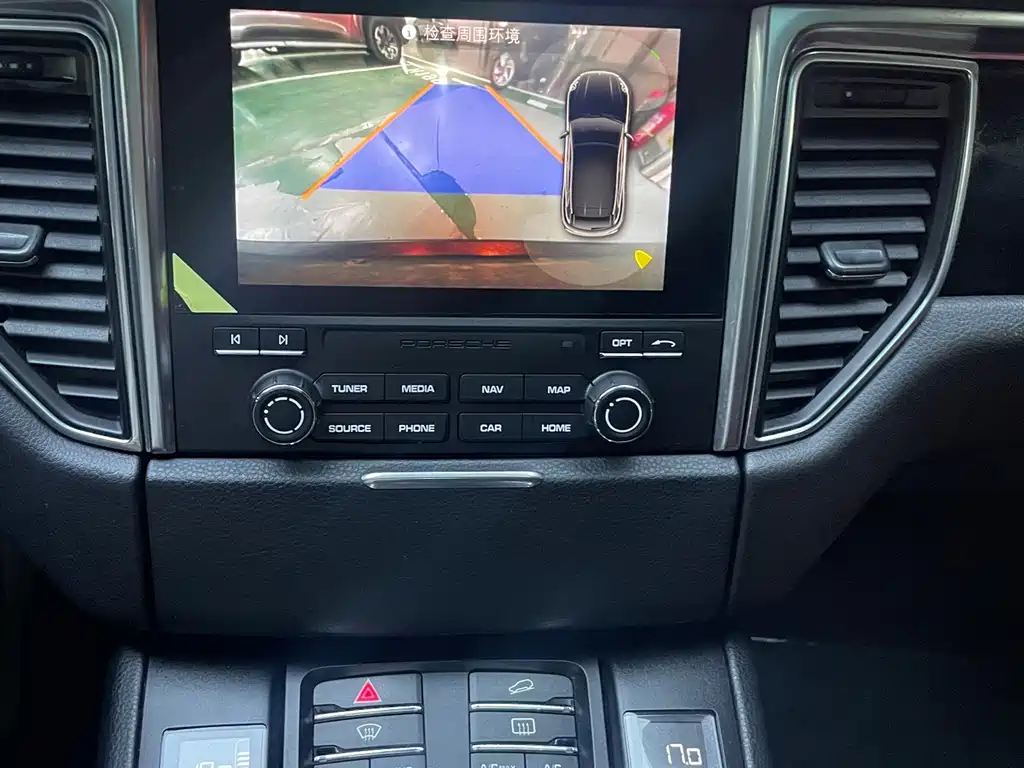 Porsche Macan — миниатюра 7