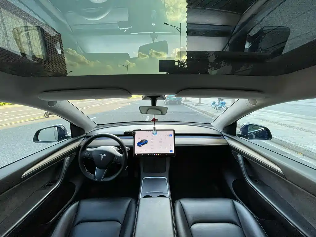 Tesla Model Y — миниатюра 5