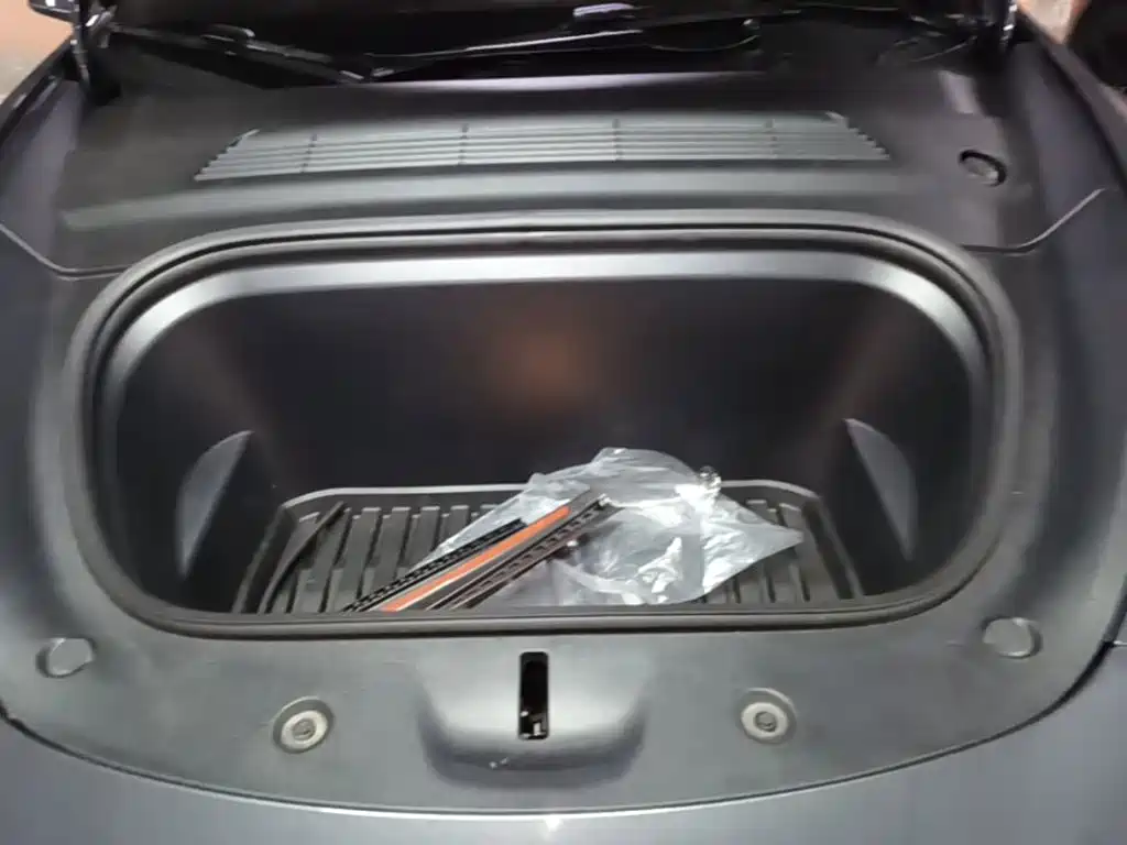 Tesla Model Y — миниатюра 20