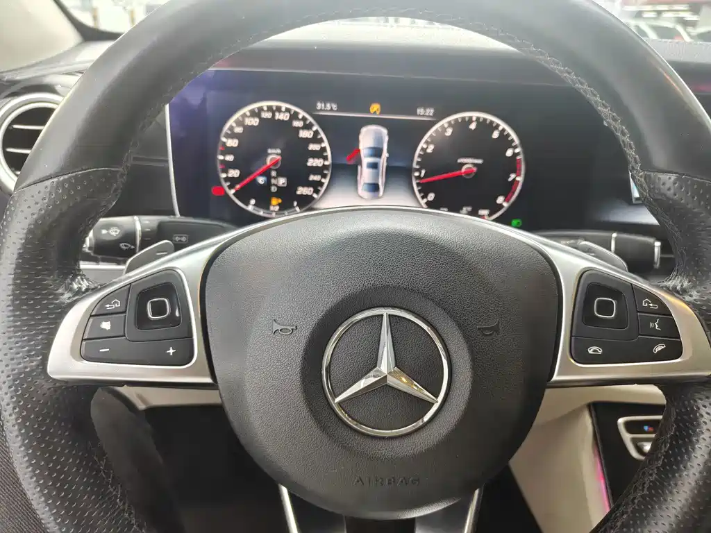 Mercedes-Benz E-Class — миниатюра 11