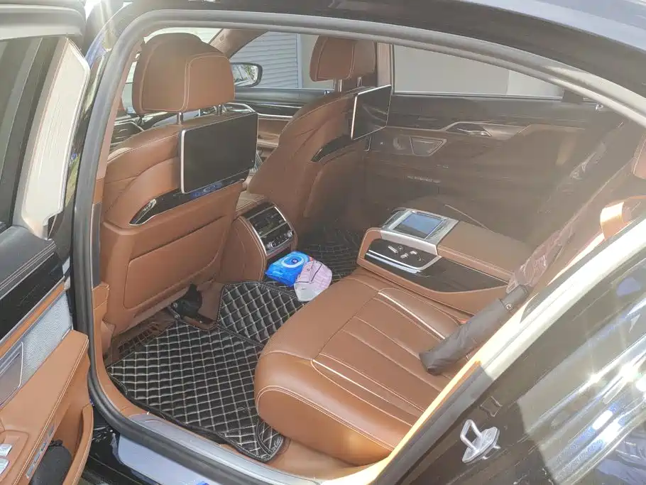 BMW 7 Series — миниатюра 11