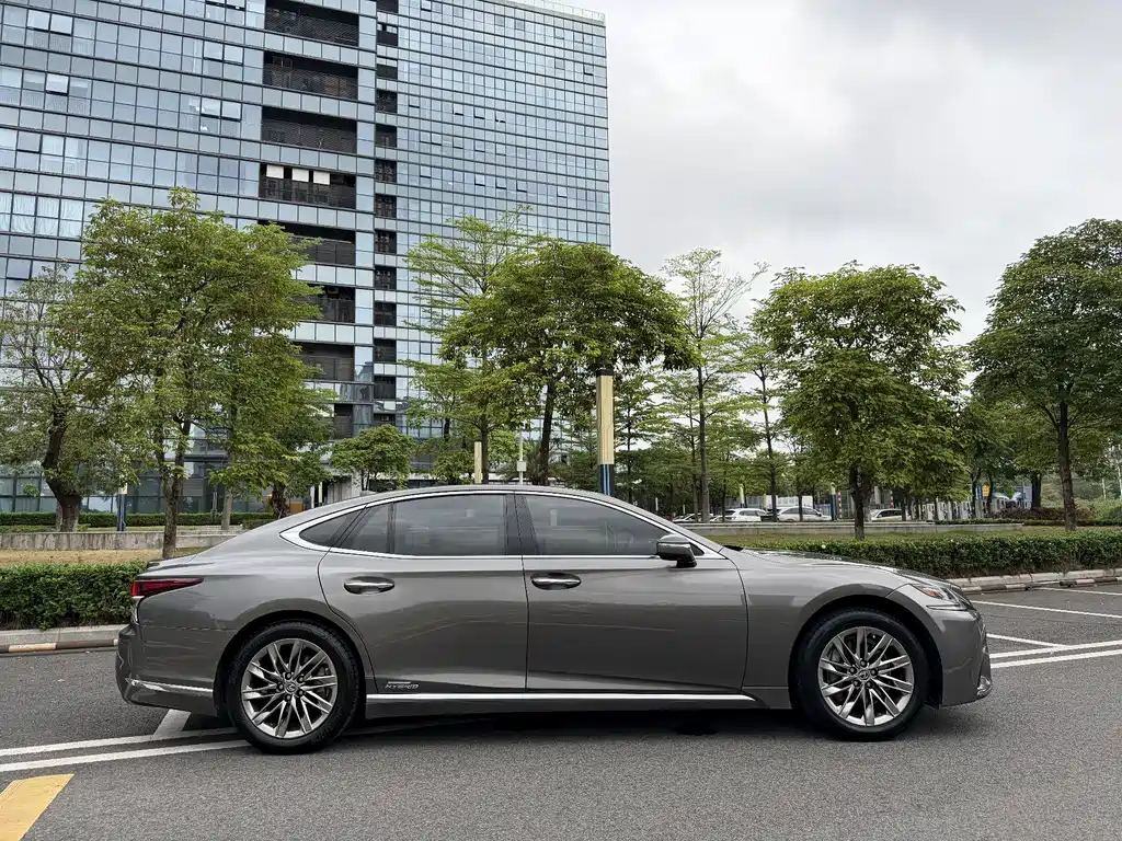 Lexus LS 2018 500h Luxury V