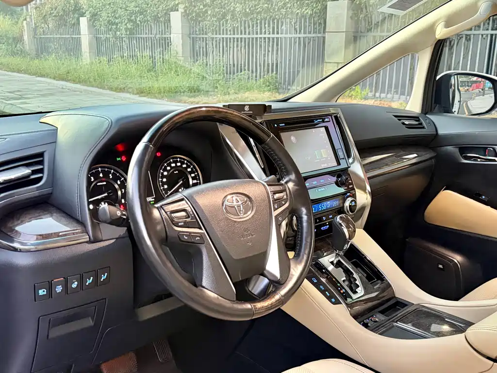 Toyota Alphard — миниатюра 7