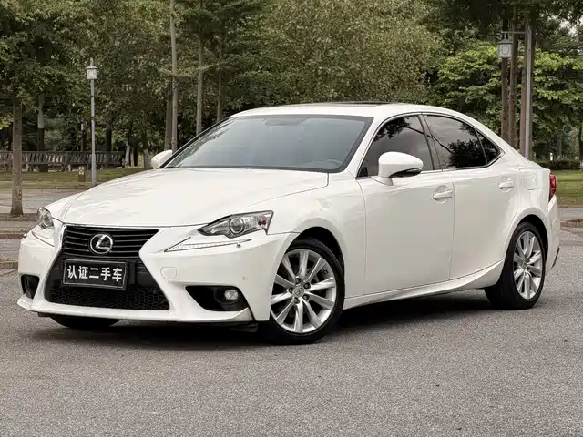 Lexus IS