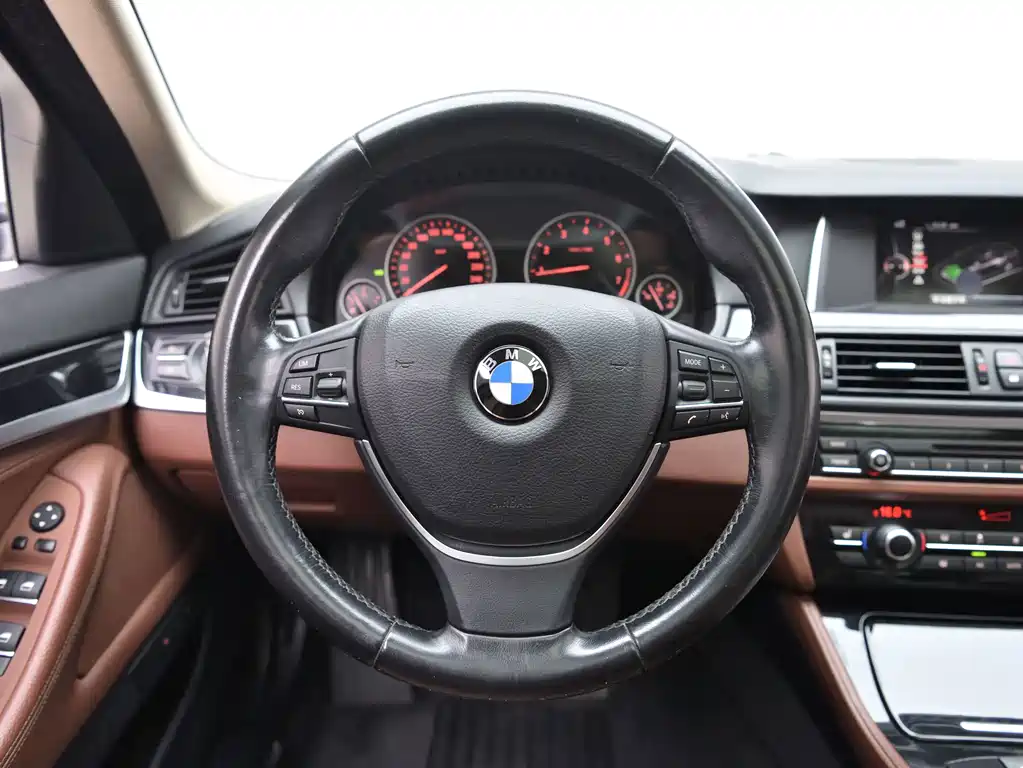 BMW 5 Series — миниатюра 17