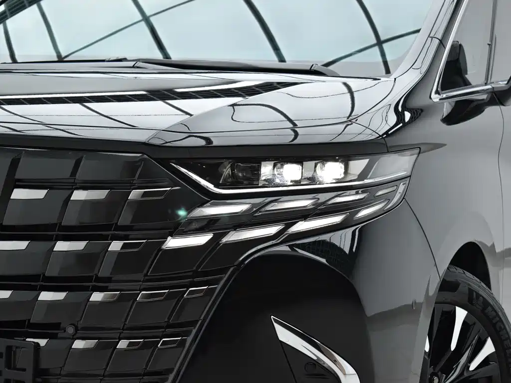 Toyota Alphard — миниатюра 4