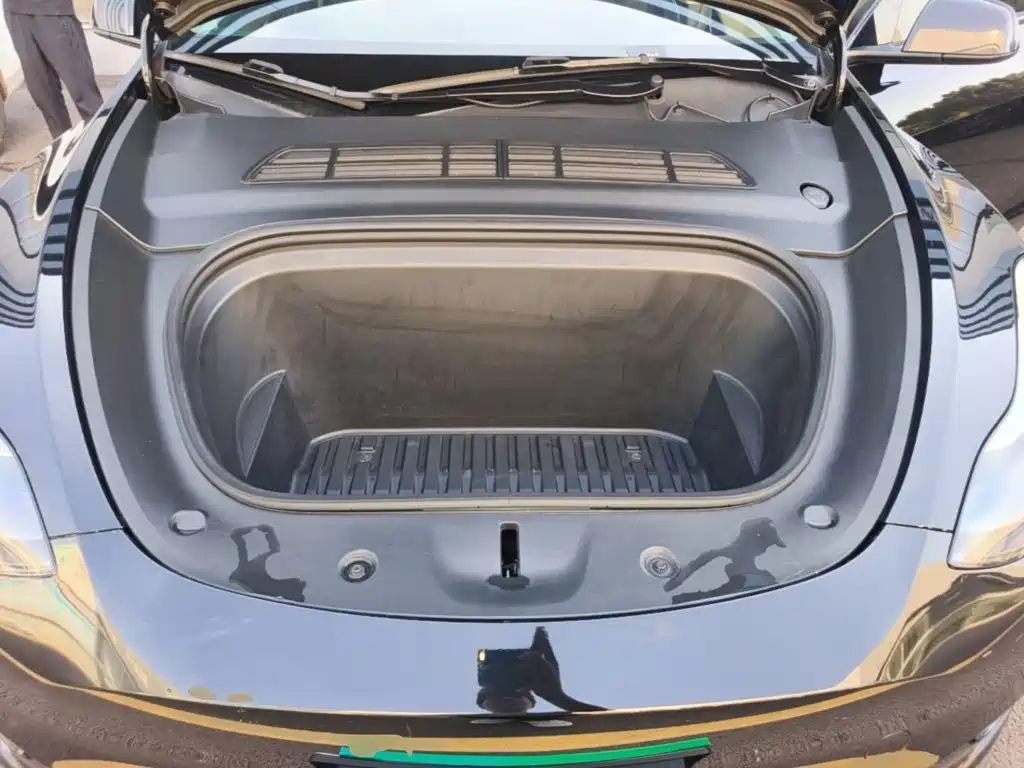 Tesla Model Y — миниатюра 20