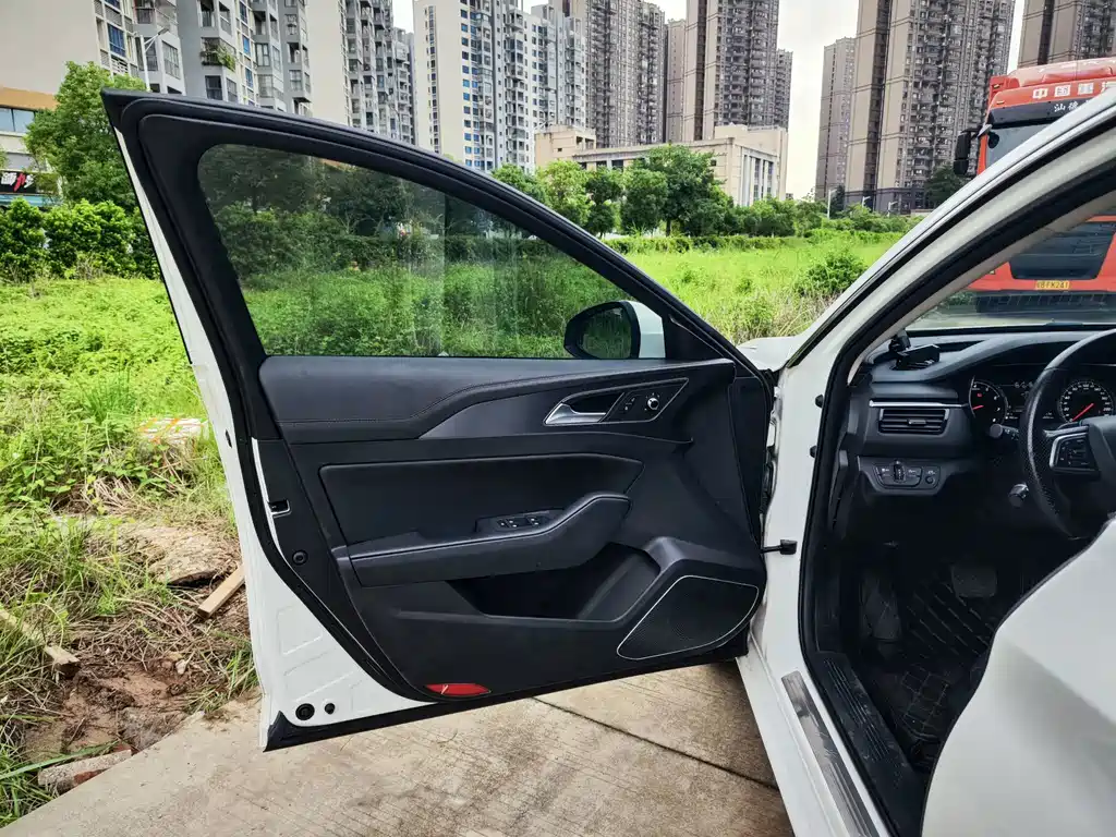 Hongqi Hongqi H5 — миниатюра 13