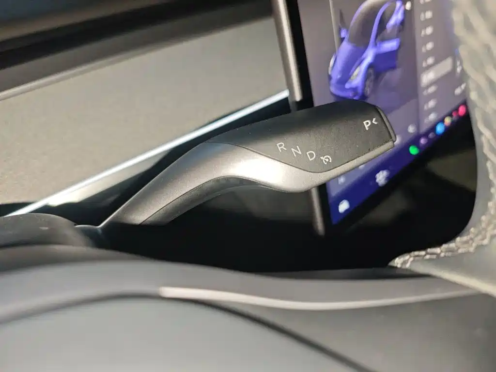 Tesla Model Y — миниатюра 10