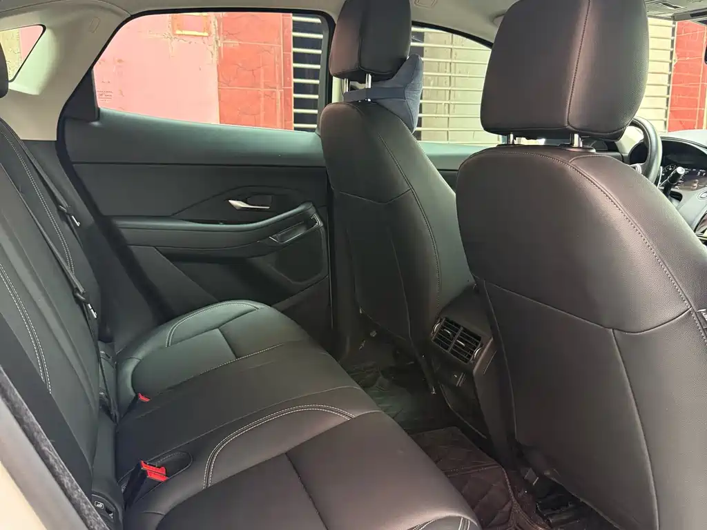 Jaguar E-PACE — миниатюра 11