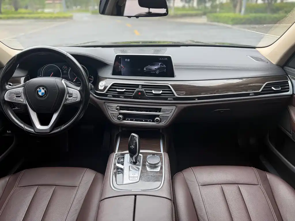 BMW 7 Series — миниатюра 8