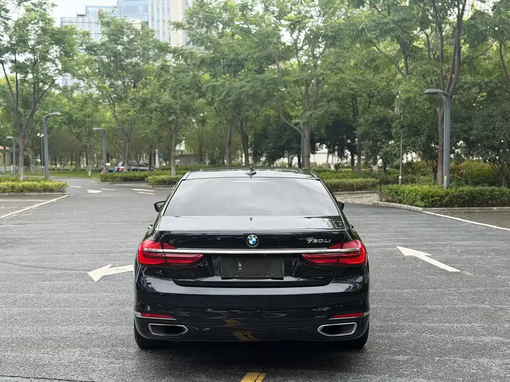 BMW 7 Series — миниатюра 14