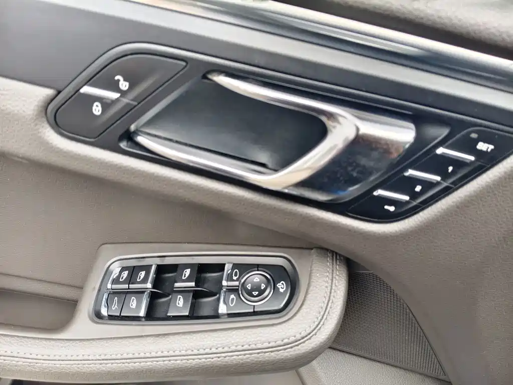 Porsche Macan — миниатюра 16