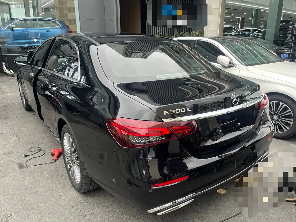Mercedes-Benz E-Class — миниатюра 8