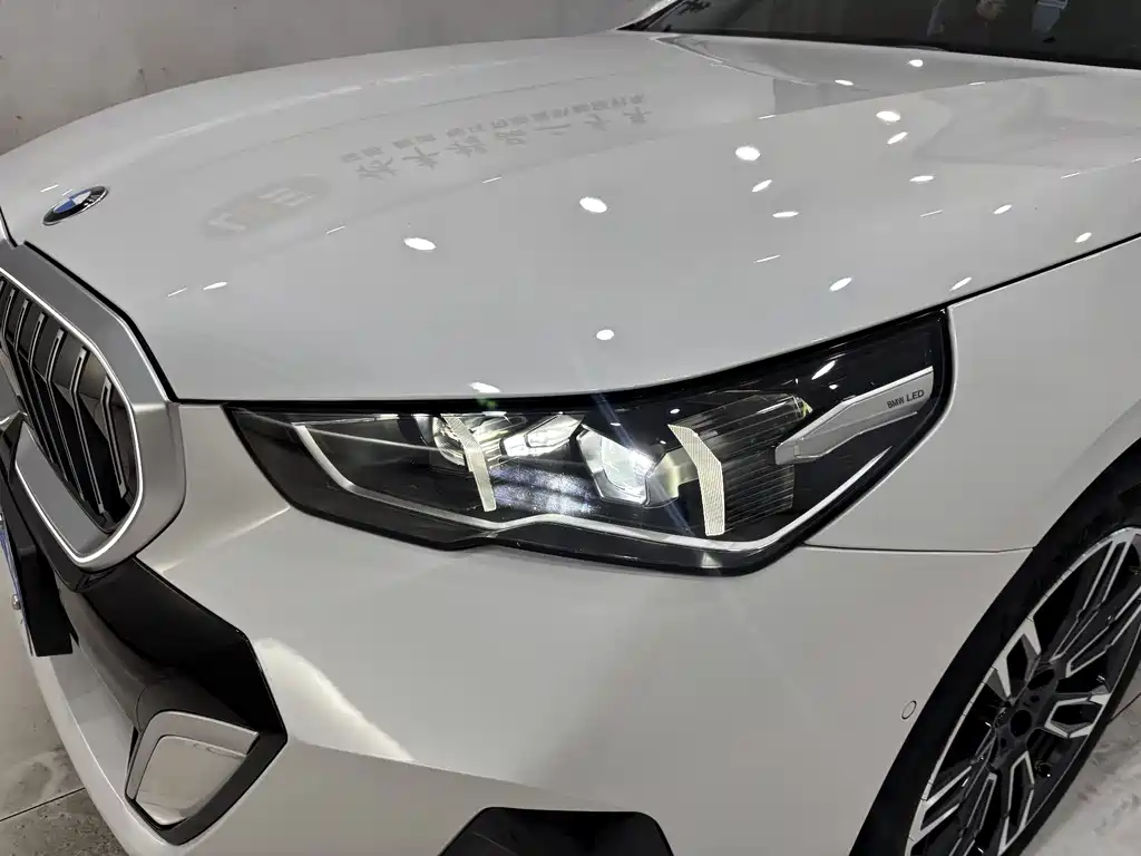 BMW 5 Series — миниатюра 9