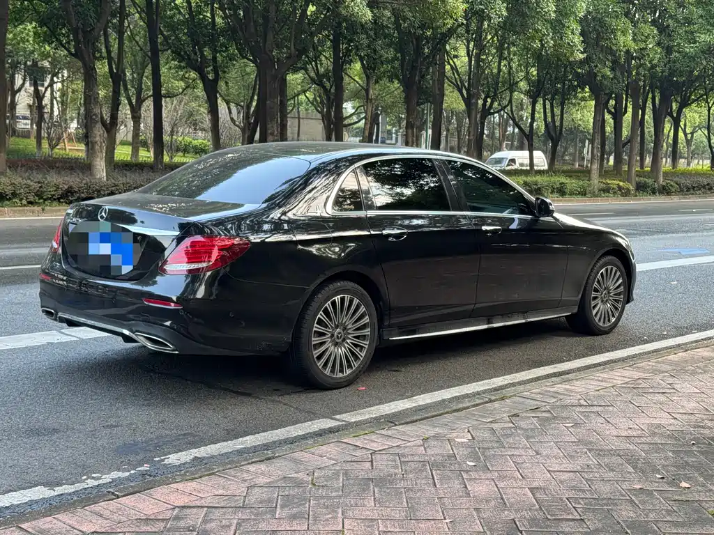 Mercedes-Benz E-Class — миниатюра 9