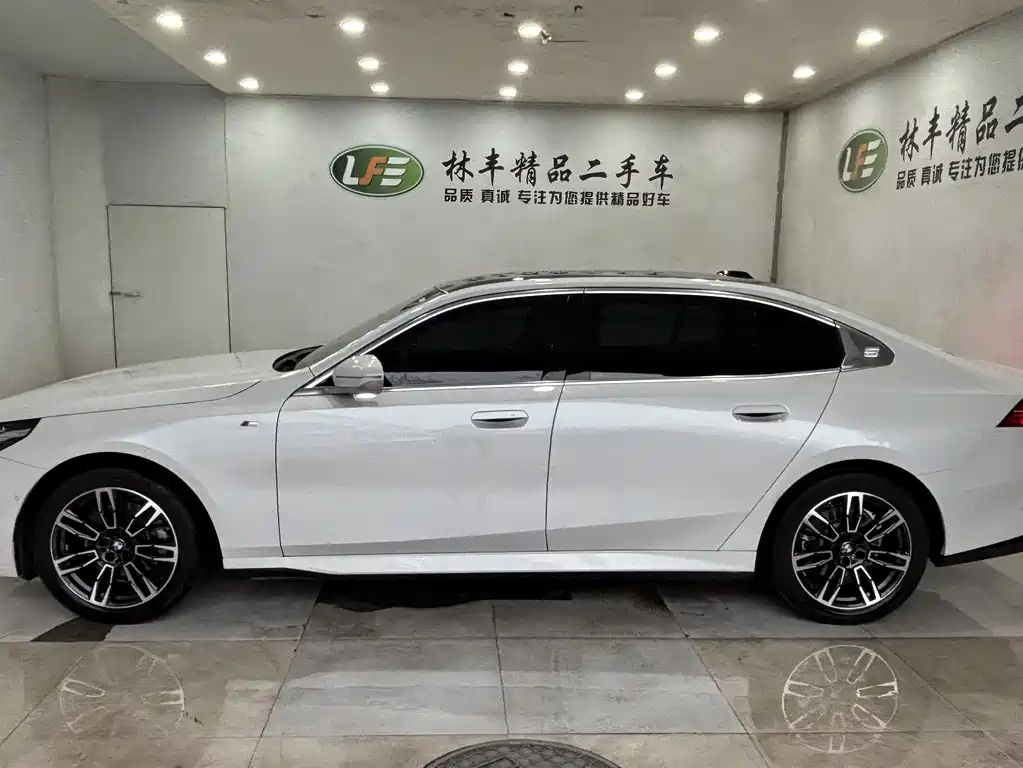 BMW 5 Series — миниатюра 5