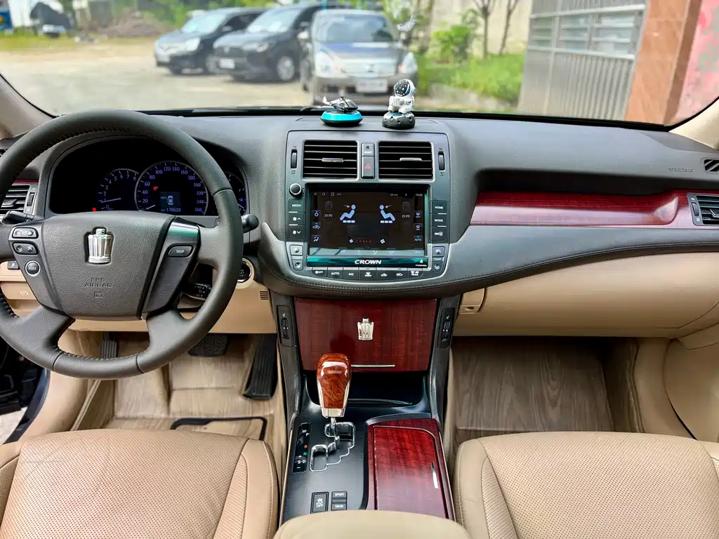 Toyota Crown — миниатюра 9