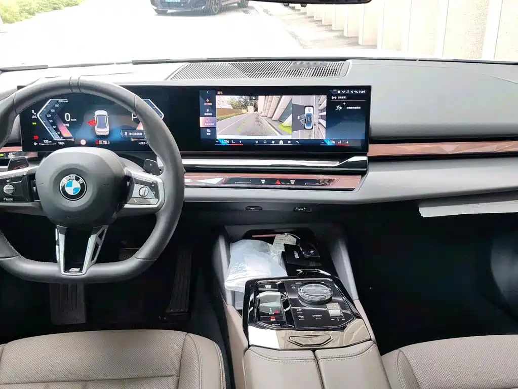 BMW 5 Series — миниатюра 10