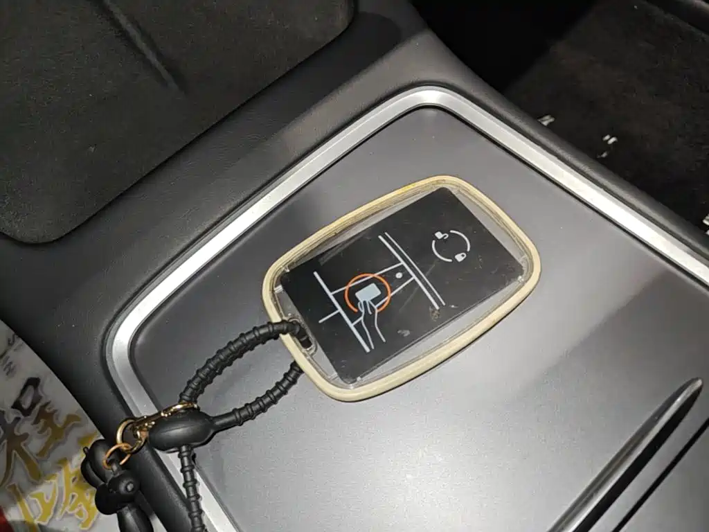Tesla Model Y — миниатюра 9