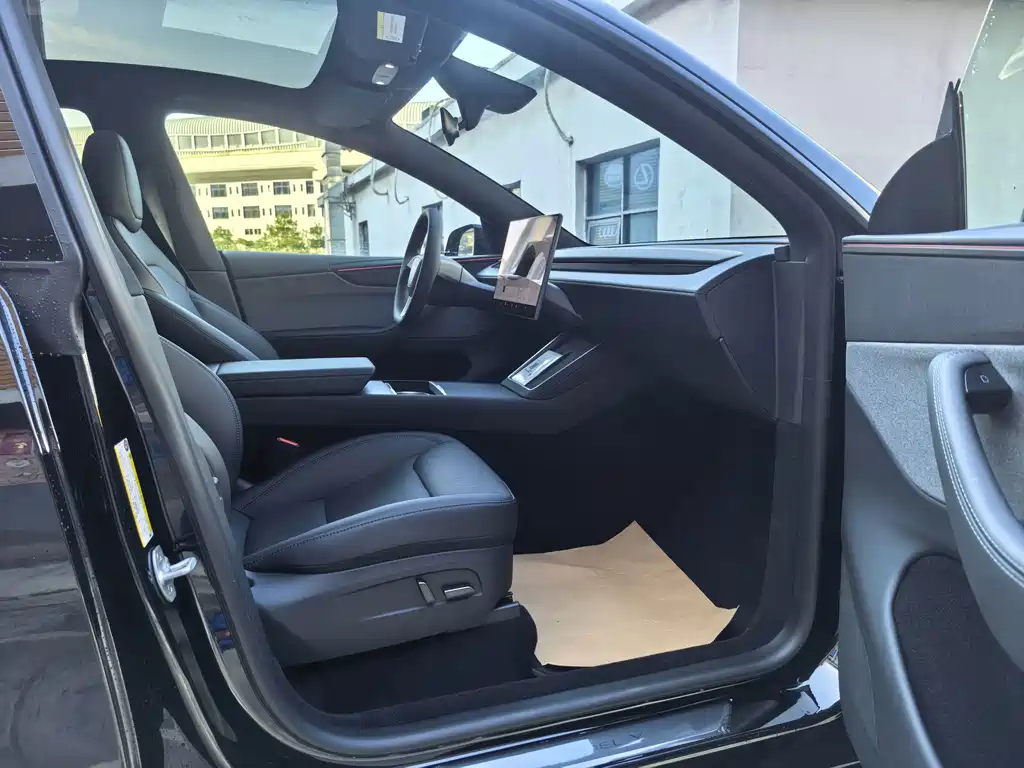 Tesla Model Y — миниатюра 9