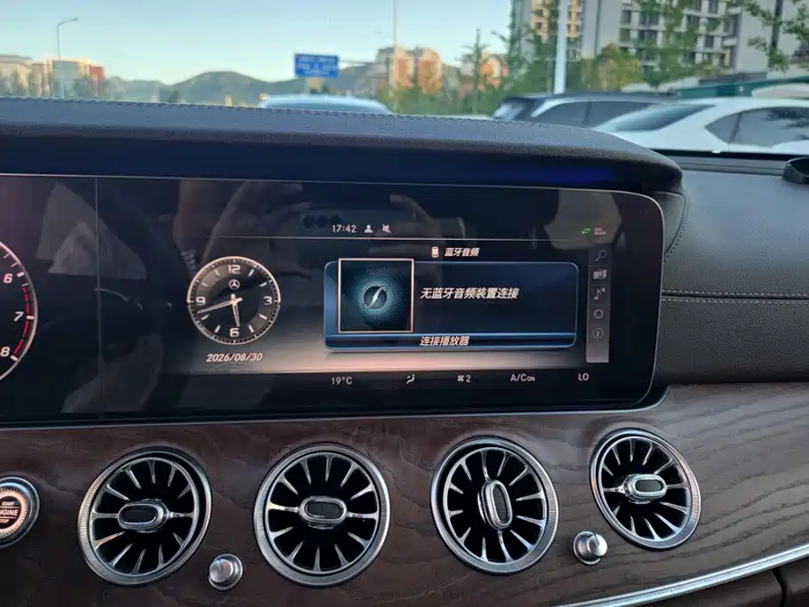 Mercedes-Benz E-Class — миниатюра 13