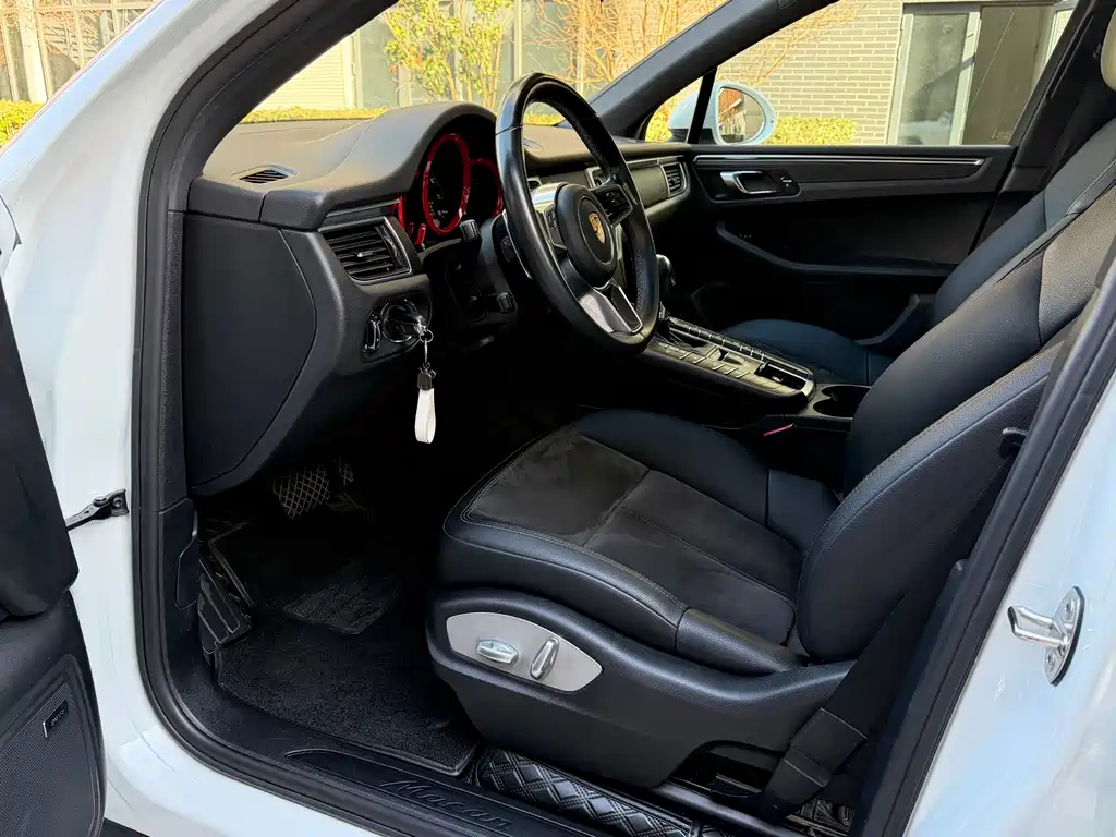 PORSCHE MACAN