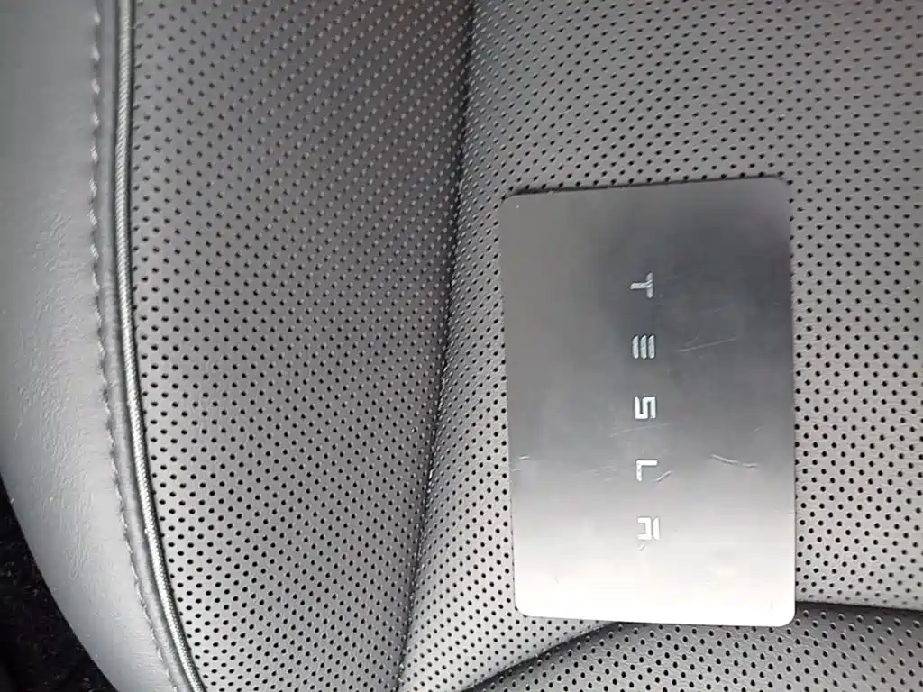 Tesla Model Y L — миниатюра 10
