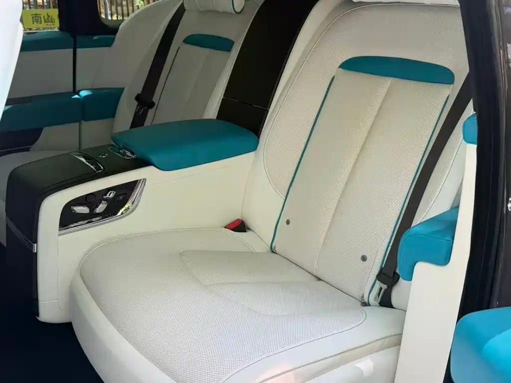 Rolls-Royce Cullinan 2018 мест