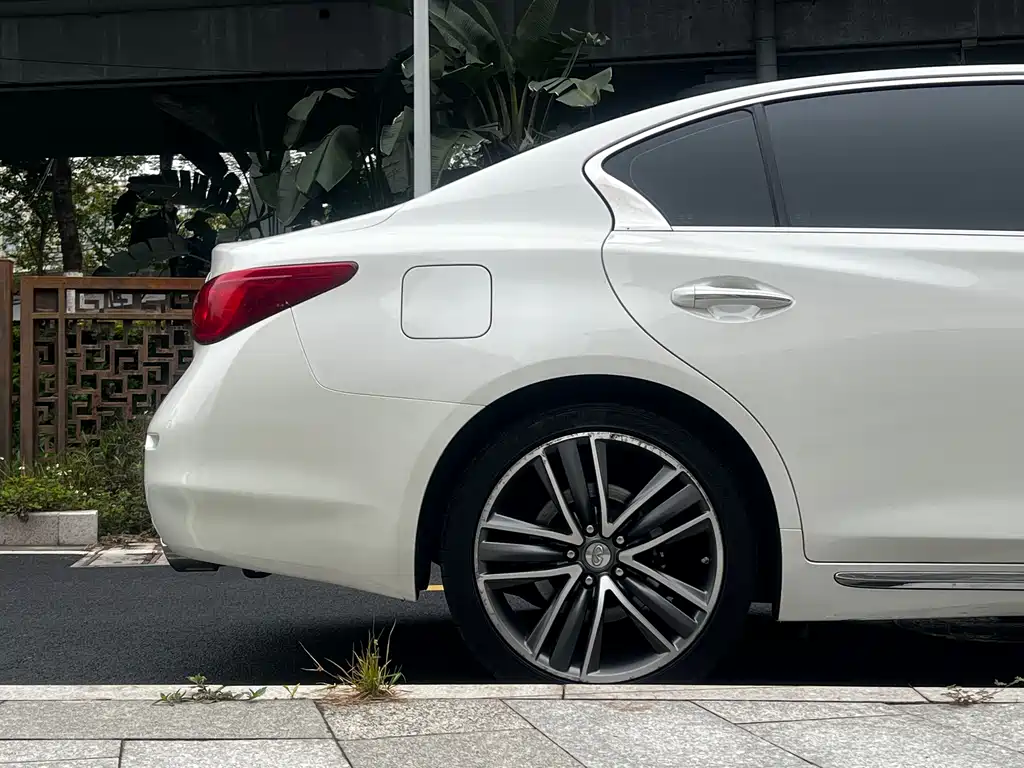 INFINITI Q50L