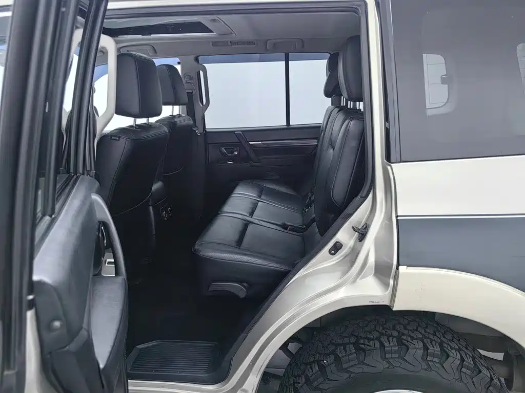 Mitsubishi Pajero (Import) — миниатюра 15