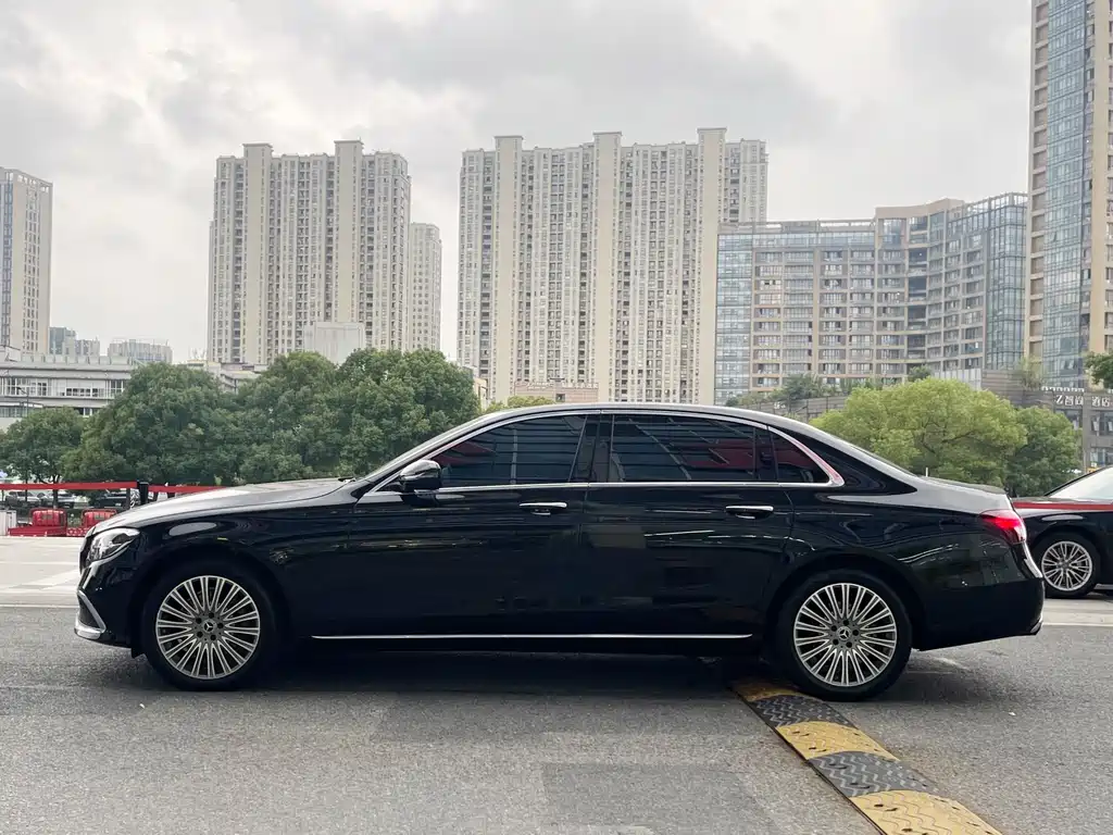 Mercedes-Benz E-Class — миниатюра 7