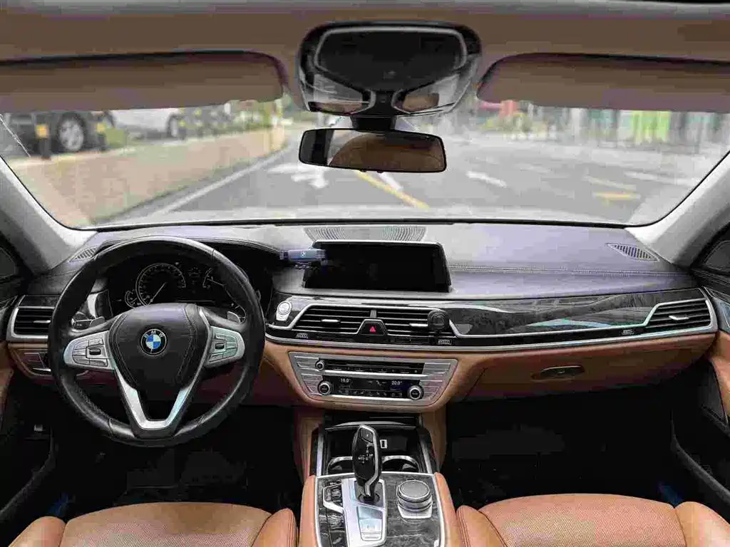 BMW 7 Series — миниатюра 6