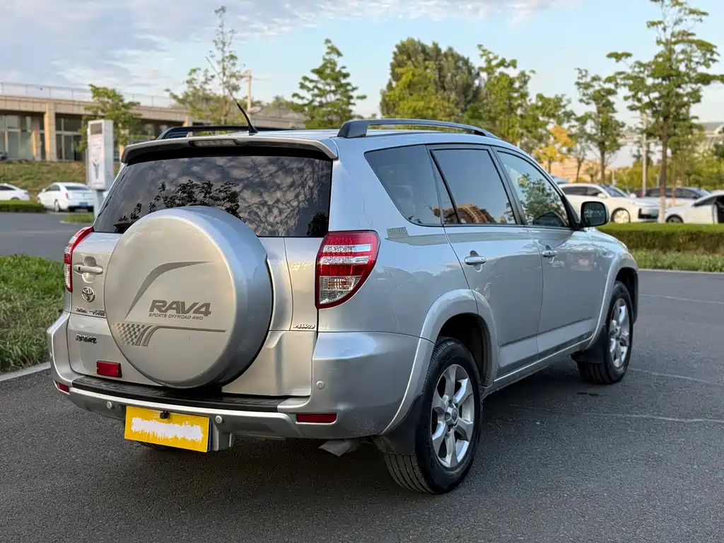 Toyota RAV4 — миниатюра 6
