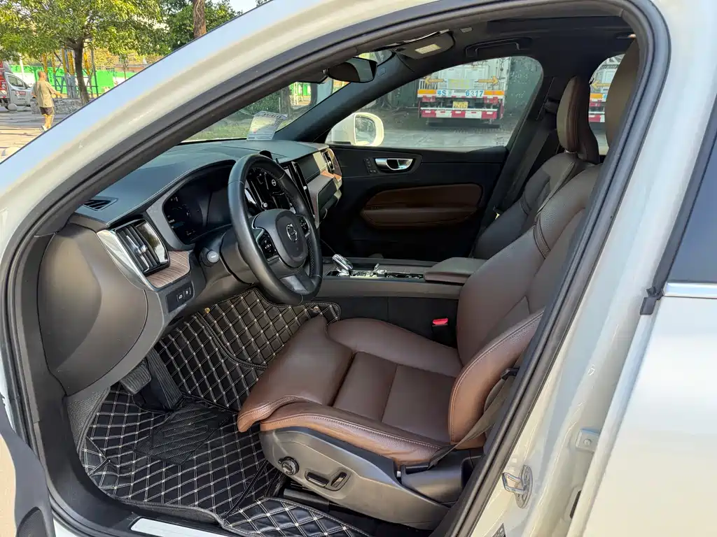 Volvo XC60 PHEV — миниатюра 4